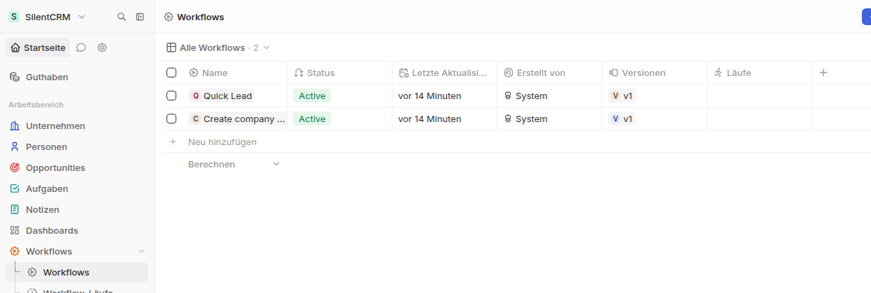 Workflows: Name, Status, Erstellt von, Versionen und Läufe. Zwei Beispiel-Workflows sind von Anfang an angelegt.